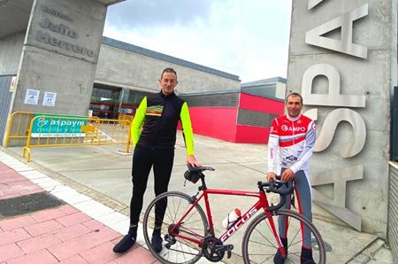 Guillermo Prieto Hortelano y Agustín Álvarez Elvira posan en el Edificio Julio Herrero, sede en Valladolid de ASPAYM CyL, entidad a la que destinarán el dinero recaudado en su reto solidario