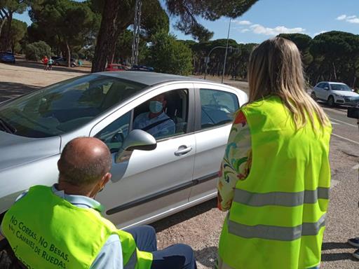 Voluntario en el punto de control de tráfico de la campaña 