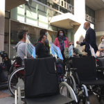 alcalde de león y representantes de aspaym posan junto a sillas de ruedas