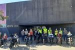 Usuarios posan con las handbikes en la entrada de la sede de León antes del inicio de la ruta