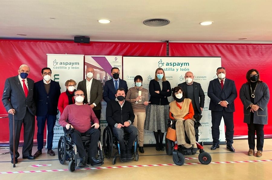 Foto de familia de la entrega del Premio CERMI al proyecto FISIOMER de ASPAYM Castilla y León