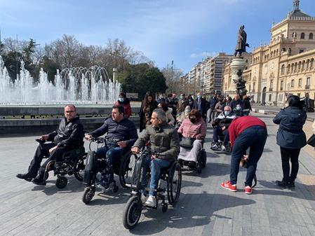 Socios y usuarios de ASPAYM CYL disfrutando de un paseo por el centro de Valladolid