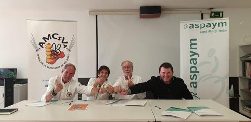 Firma del convenio entre ASPAYM Castilla y León y la Asociación de Motoclubes de Valladolid