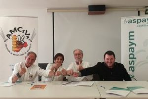 Firma del convenio entre ASPAYM Castilla y León y la Asociación de Motoclubes de Valladolid