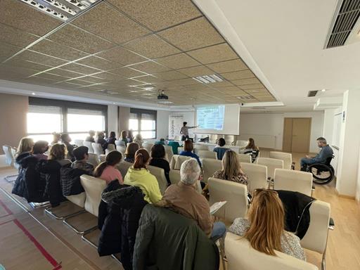 Fotografía de la sala y los asistentes a la jornada de Asistencia Personal y Accesibilidad 