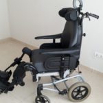 Vista lateral de silla de ruedas basculante