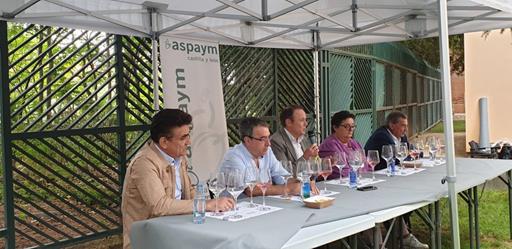 Representantes de bodegas de la cata de vinos inclusiva ASPAYM Castilla y León