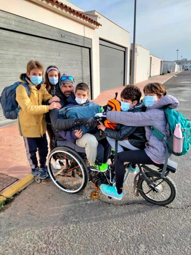 Fotografía de niños preparados para la vuelta al cole inclusiva