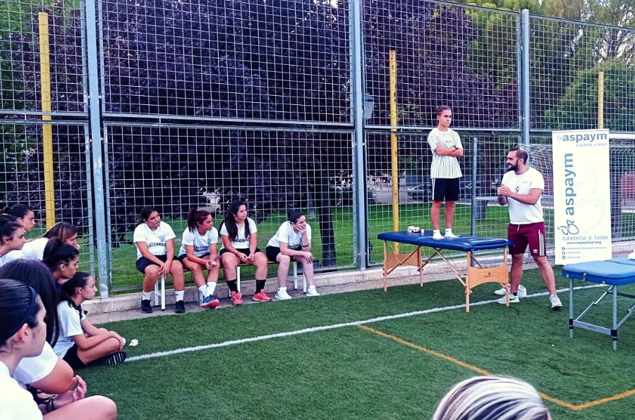 ASPAYM Castilla y León imparte una formación sobre prevención de lesiones y vendaje a entradores y alumnas del CD Palencia Fútbol Femenino