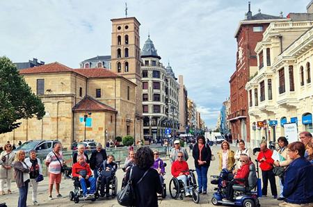 El presidente de ASPAYM CyL, socios y autoridades realizan una visita guiada accesible por el centro de León para reivindicar un turismo más inclusivo