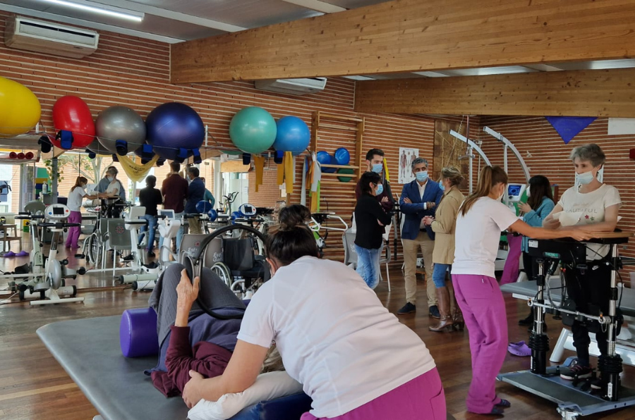 Visita al gimnasio de la unidad de rehabilitación neurológica de ASPAYM CyL del alcalde de Simancas y la concejala