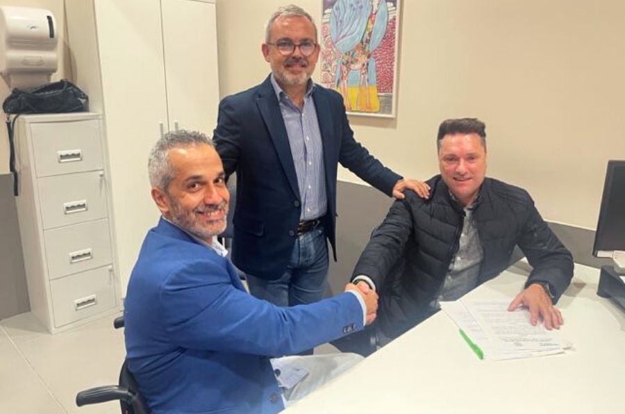 El presidente de ASPAYM CYL y el presidente del Club Deportivo Linko-Garbantel en la firma del convenio