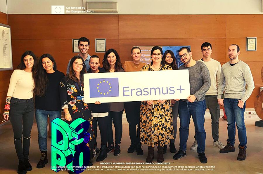 Los socios del proyecto D3PO posan para la foto sonrientes y con un cartel de Erasmus Plus
