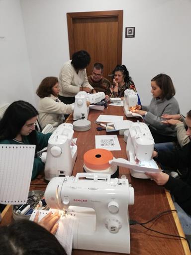 Varias personas testan los talleres que surgen como resultado del proyecto E-Crafts