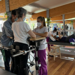 Pacientes realizando diferentes ejercicios Centro de Rehabilitación de ASPAYM CyL
