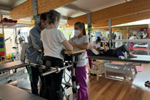 Pacientes realizando diferentes ejercicios Centro de Rehabilitación de ASPAYM CyL