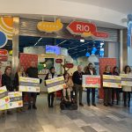 Representantes de las entidades recogen su donación en Rio Shopping