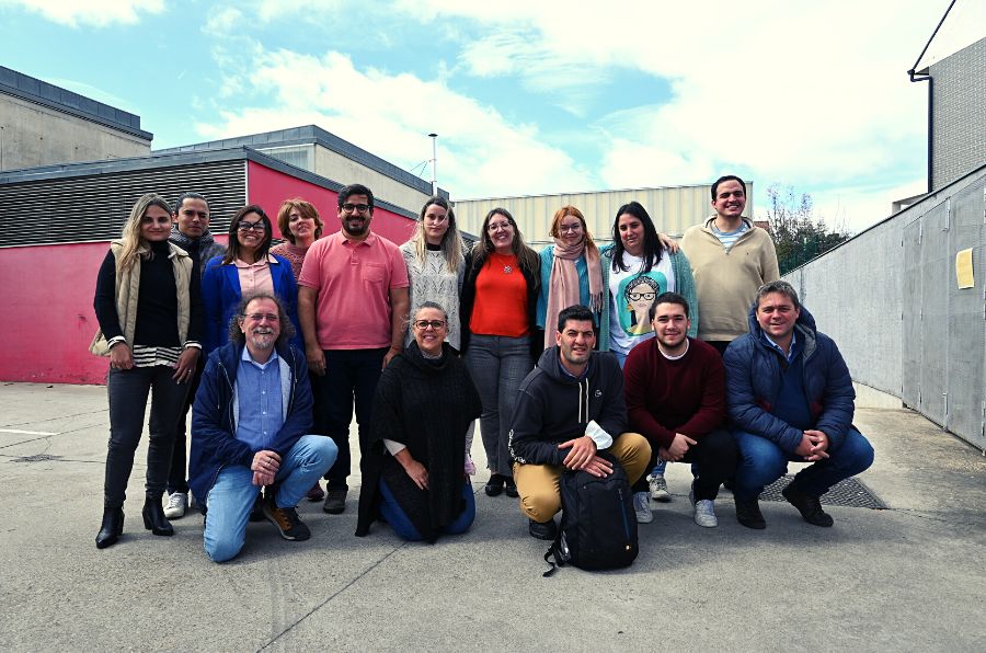 Participantes en la reunión inicial de GrEn posan en la puerta de las instalaciones de ASPAYM CYL en Valladolid