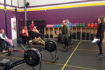 Usuarias del centro de fisioterapia de ASPAYM CyL Palencia realizando ejercicios de CrossFit adaptado