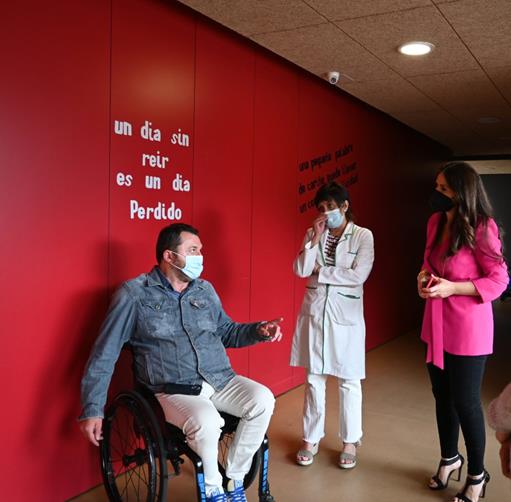 Imelda y representantes de ASPAYM durante su visita a las instalaciones 