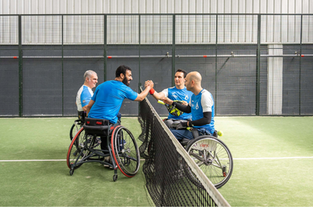 Jugadores durante la exhibición de pádel adaptado