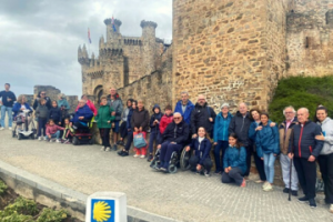 Los participantes del encuentro intergeneracional posan junto al castillo de Ponferrada