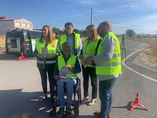 Representantes de ASPAYM CyL y DGT posan frente a los medios durante la campaña