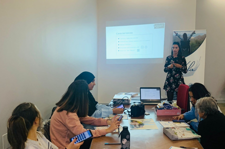 Varias mujeres durante la presentación del proyecto Vela en Villadiego (Burgos)