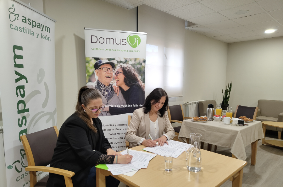 Firma del convenio en la sede de DomusVi