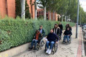 Personas con discapacidad se desplazan por la vía pública