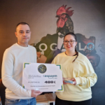 El propietario de Gastrobar Picogallo entrega a la coordinadora de ASPAYM CyL Palencia el cheque de la recaudación por el bizcocho solidario