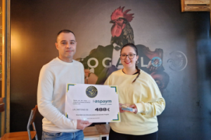 El propietario de Gastrobar Picogallo entrega a la coordinadora de ASPAYM CyL Palencia el cheque de la recaudación por el bizcocho solidario