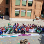 Alumnos y profesores del CEIP Isabel la Católica posan antes de comenzar la marcha