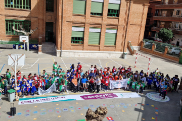 Alumnos y profesores del CEIP Isabel la Católica posan antes de comenzar la marcha