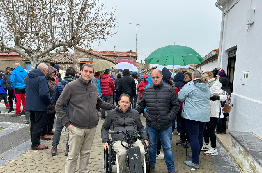 El delegado en Salamanca junto con el diputado y participantes en la marcha