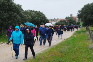 Participantes durante la marcha de senderismo de Malpartida