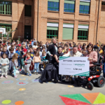 La directiva del CEIP Isabel la Católica hace entrega a miembros de ASPAYM CyL del cheque solidario