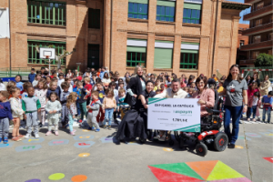 La directiva del CEIP Isabel la Católica hace entrega a miembros de ASPAYM CyL del cheque solidario