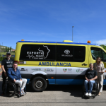 Miembros de PUEMTES y de ASPAYM CyL posan junto a la ambulancia