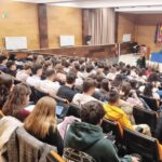 El alumnado presente muy atento a la charla DES-CONEXCIÓN: adolescentes y redes sociales