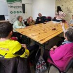 El apoyo mutuo y la participación comunitaria protagonizan la tercera fase del proyecto ASPAYM CyL Mayores Participantes de la tercera sesión de ASPAYM Mayores en Sahagún realizan la actividad alrededor de la mesa