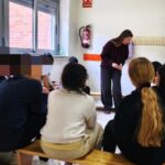 Alumnado del CEIP Entre Ríos atento ante la explicación del taller enmarcado en la iniciativa "El sitio de mi recreo".