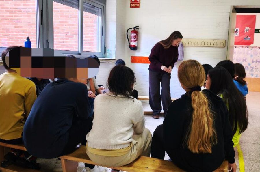 Alumnado del CEIP Entre Ríos atento ante la explicación del taller enmarcado en la iniciativa "El sitio de mi recreo".
