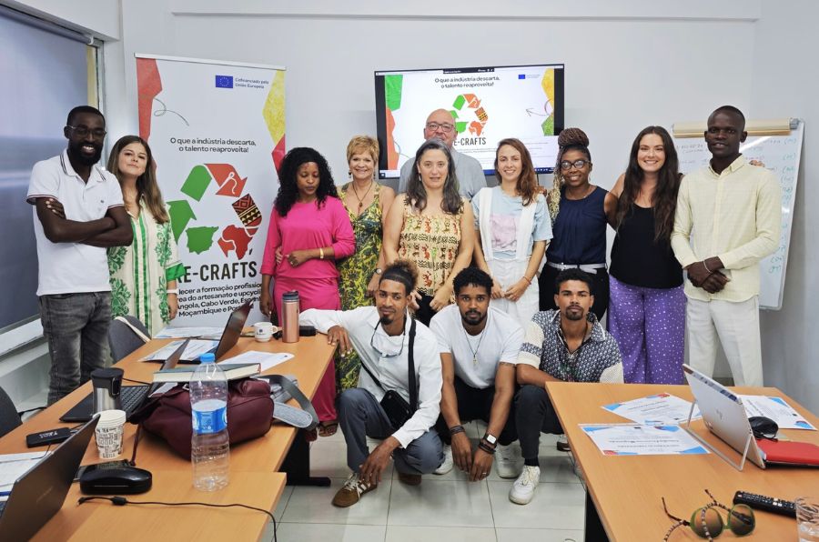 Representantes de las entidades miembro del proeycto europeo Re-Crafts posan para la cámara