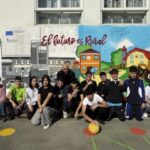 Alumnos del Colegio la Inmaculada de POnferrada posan frente al grafiti realizado en el marco del proyecto VEGA