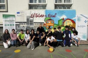 Alumnos del Colegio la Inmaculada de POnferrada posan frente al grafiti realizado en el marco del proyecto VEGA