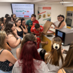 Grupo de estudiantes y profesionales durante una demostración de impresión 3D de alimentos del proyecto NUTRICTIA 3D, en una jornada sobre disfagia en la Universidad Pontificia de Salamanca.