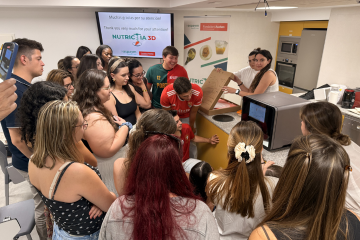 Grupo de estudiantes y profesionales durante una demostración de impresión 3D de alimentos del proyecto NUTRICTIA 3D, en una jornada sobre disfagia en la Universidad Pontificia de Salamanca.