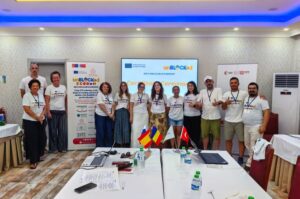 Grupo de personas abrazadas en una presentación del proyecto