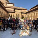 Nuestro grupo de socios y socias de ASPAYM León posando en uno de los patios de la Alhambra de Granada